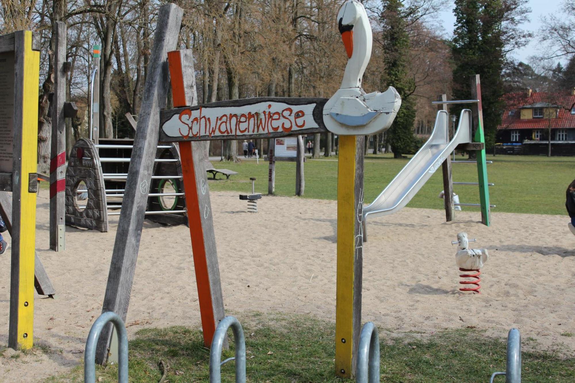 فندق Wohlfuehlboot Hausboot - Festlieger Im Hafen Bad Saarow - Wc An Bord, Dusche An Land المظهر الخارجي الصورة